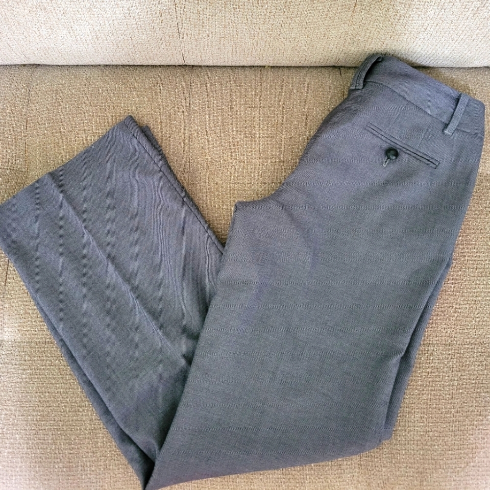Very classy grey pants fits to ankles. Size 0Petites